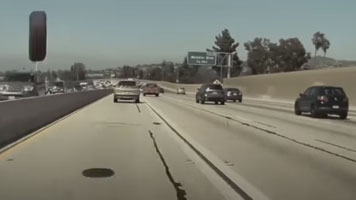 Tesla увернулась от колеса